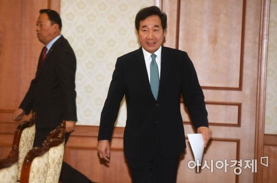 [포토]국정현안점검조정회의 참석하는 이낙연 총리