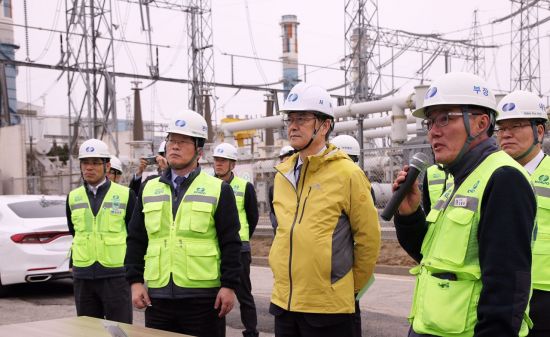 신정식 한국남부발전 사장(사진 가운데)이 연료전지 설비 건설현장을 방문해 건설 진행상황을 보고 받고 있다.