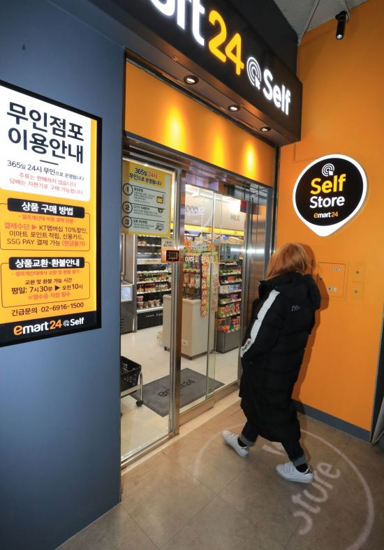 불황ㆍ규제에 허덕이는 유통업계…구조조정 돌입하나