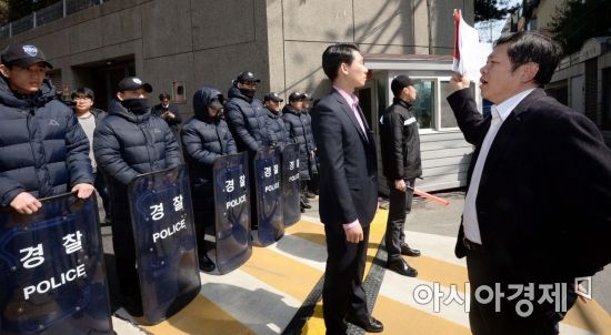 [포토] MB 자택 입구에서 기습 시위하는 김창호씨