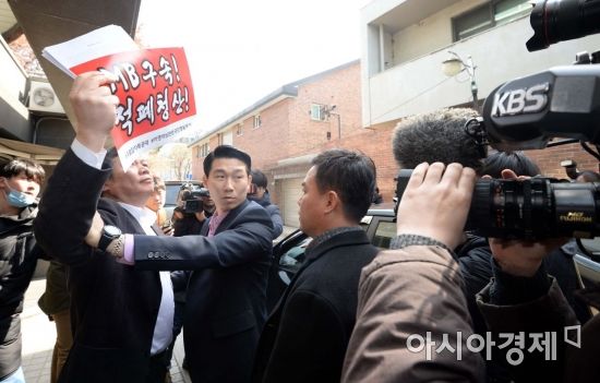 [포토] 기습 시위하는 김창호씨