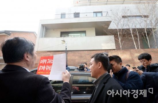 [포토] MB 자택 앞에서 성명 시위하는 김창호씨