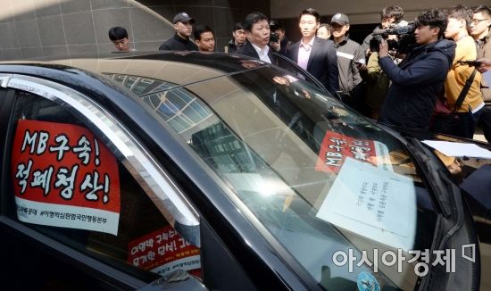 [포토] MB 자택 앞 기습 시위하는 김창호씨