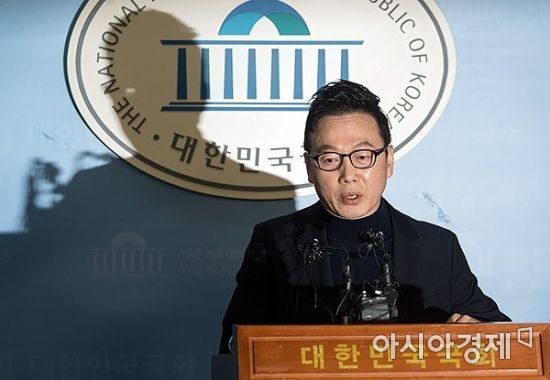 '성추행 의혹' 정봉주, 고소인 신분으로 경찰 출석…"무죄 입증 자신"