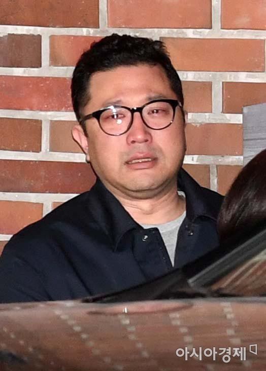 뇌물수수 등의 혐의로 구속영장이 발부된 이명박 전 대통령이 22일 서울 강남구 논현동 자택에서 동부구치소로 압송되자 이시형씨가 울먹이고 있다./김현민 기자 kimhyun81@