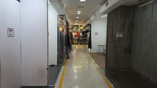 서울 중구에 위치한 한 동대문 쇼핑몰의 가게들이 양 옆으로 텅 비어있다.