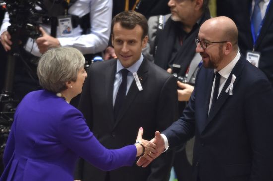 22일(현지시간) EU정상회의에 참석한 에마뉘엘 마크롱 프랑스 대통령(가운데)과 샤를 미셸 벨기에 총리(오른쪽)가 테리사 메이 영국 총리를 반기며 인사하고 있다. [이미지출처=EPA연합뉴스]