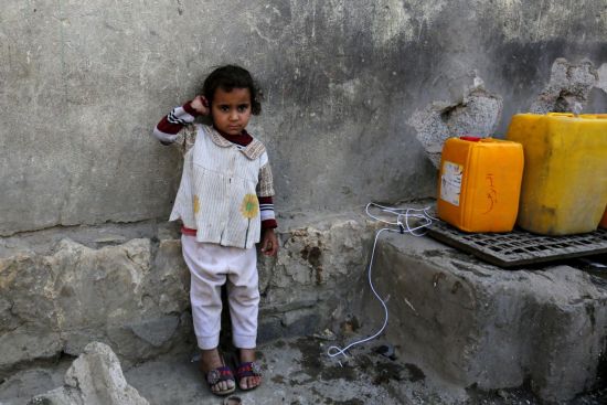 예멘의 어린아이가 식수를 받으며 부모를 기다리고 있다. [이미지출처=EPA연합뉴스]