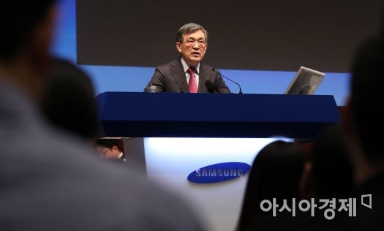 권오현 삼성전자 고문이 대표이사 회장을 맡았던 2018년 3월 서울 서초구 삼성전자 서초사옥 5층 다목적홀에서 열린 주주총회에서 인사말을 하고 있다. 김현민 기자