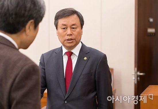 [포토] 국회 교문위 출석한 도종환 장관