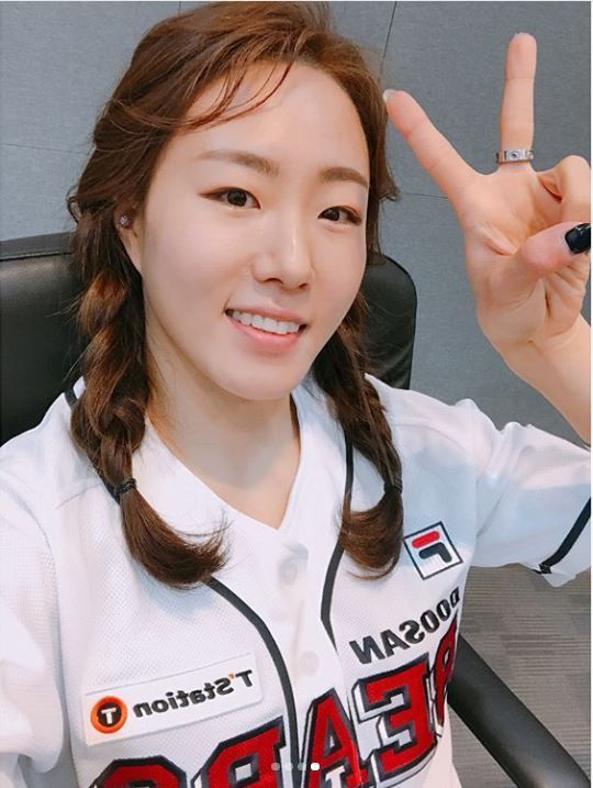'빙속 여제' 이상화, 프로야구 개막전 시구 인증샷 공개…"떨려서 잘 못 던졌어"