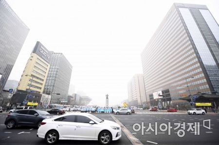 26일 오전 미세먼지가 덮친 서울 광화문 일대 풍경