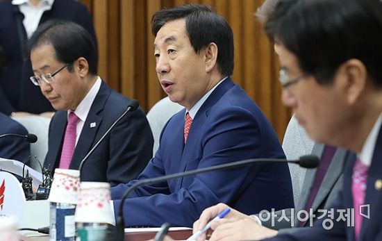 김성태 한국당 원내대표가 26일 원내대책회의에서 발언하고 있다.