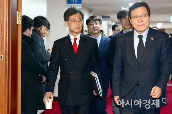 김현종 통상교섭본부장이 26일 오전 서울 종로구 세종대로 정부서울청사에서 열린 국무회의에 참석하기 위해 회의실로들어가고 있다.