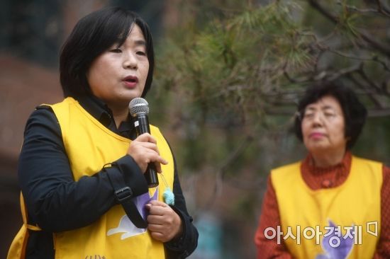 윤미향 한국정신대문제대책협의회 대표가 28일 서울 종로구 주한 일본대사관 앞에서 열린 일본군 성노예제 문제해결을 위한 제1328차 정기 수요시위에서 일본 정부의 공식 사죄를 촉구하고 있다. /문호남 기자 munonam@
