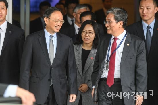 [포토] 노영민 주중한국대사와 대화하는 양제츠 중국 정치국 위원