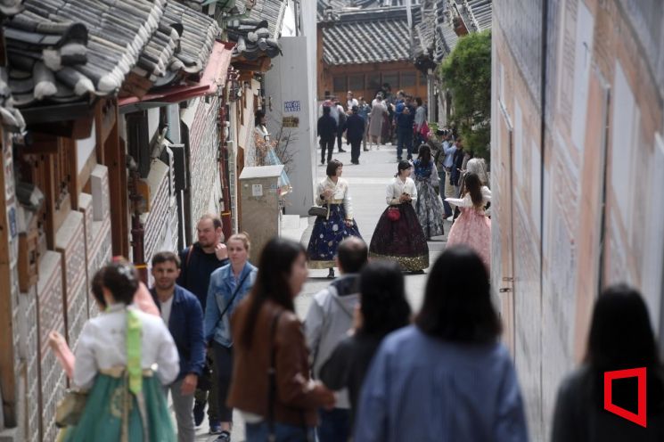 서울 종로구 북촌한옥마을을 찾은 관광객들이 즐거운 시간을 보내고 있다. 기사내용과 직접적인 연관 없음 /문호남 기자 munonam@