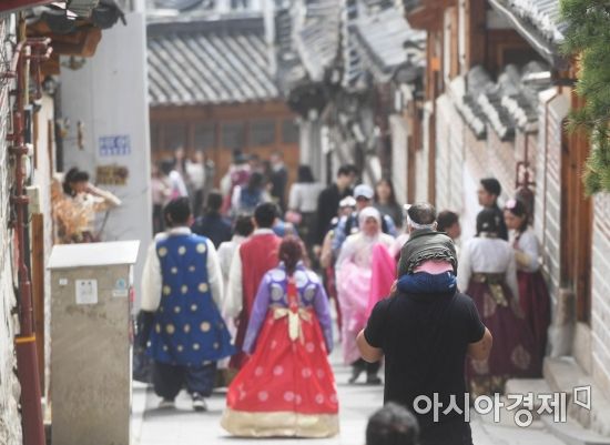 서울 종로구 북촌한옥마을을 찾은 관광객들이 즐거운 시간을 보내고 있다. /문호남 기자 munonam@