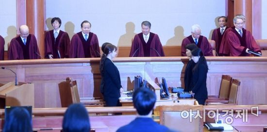 [포토] 대심판정 들어서는 이진성 헌법재판소장과 재판관들