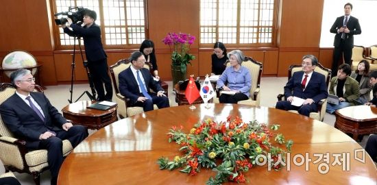 [포토]강경화 외교부 장관, 양제츠 中 위원 접견