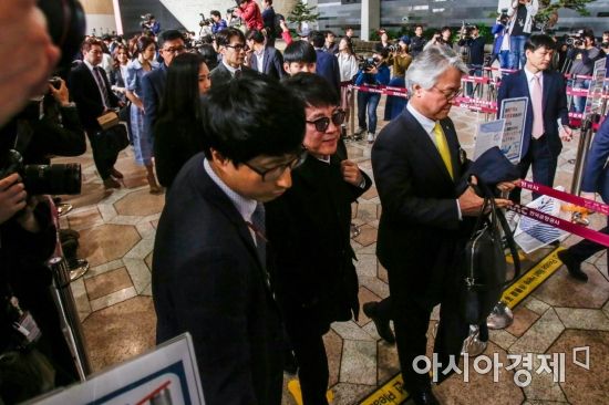 가수 조용필이 31일 서울 강서구 김포국제공항 출국장에서 열린 '남북 평화협력 기원 남측 예술단 대국민 인사'를 마친 뒤 평양으로 출국하고 있다./강진형 기자aymsdream@