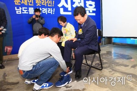 신정훈 후보의 두 아들이 ‘신발이 닳도록 열심히 뛰어달라’는 의미를 담아 필승운동화를 직접 신겨주는 모습.