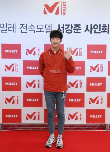 밀레, 전속모델 서강준 사인회 열어