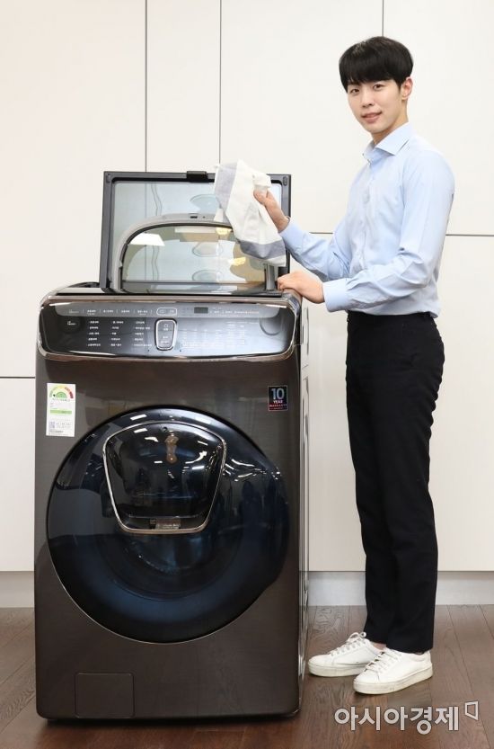 ▲삼성전자 모델이 음성인식 기능이 적용된 플렉스워시 세탁기 신제품을 소개하고 있다. (제공=삼성전자)