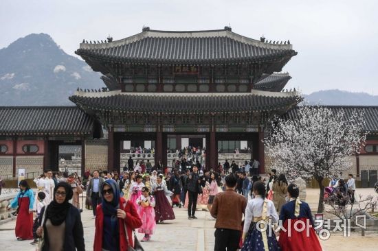 [포토] 봄 맞아 경복궁 찾은 관광객들