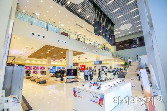 "개장 준비에 최장 10개월 소요...맞춤복 같은 LG전자 매장 만들죠"