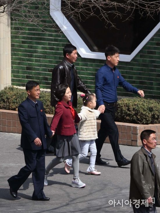 [포토] 북한 평양 거리 걷는 가족