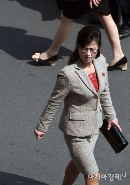 [포토] 평양 거리 거니는 여성