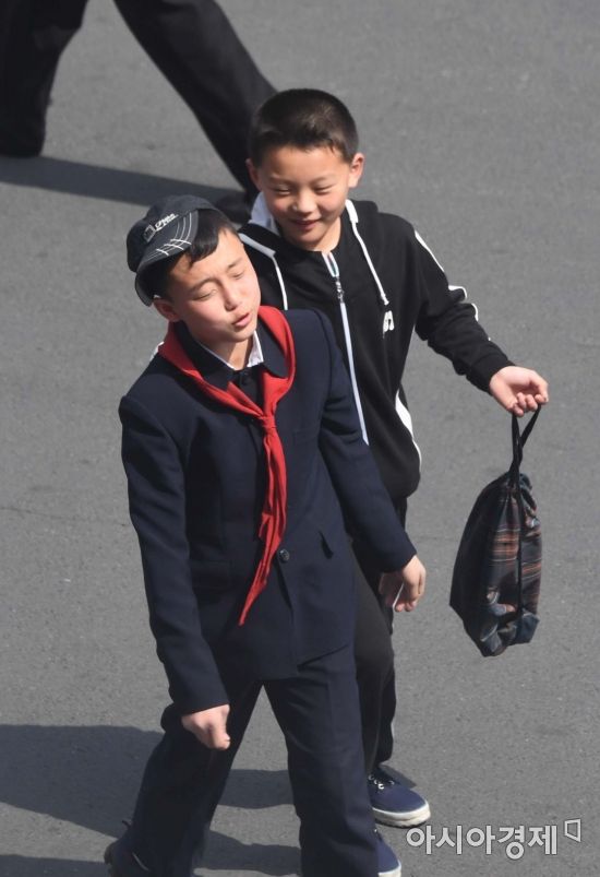 [포토] 거리 거니는 북한 평양 어린이들