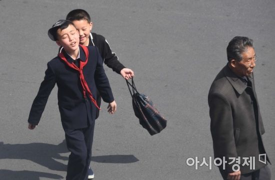 [포토] 거리서 장난치는 북한 어린이들