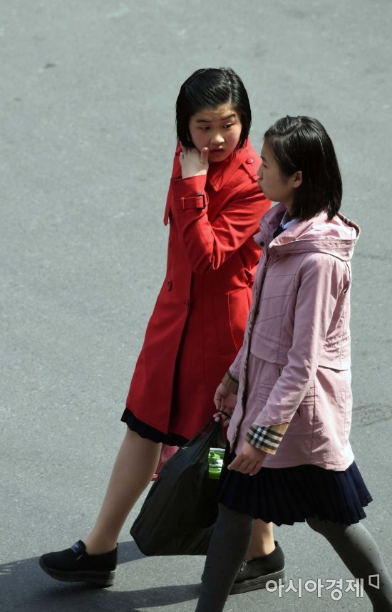 [포토] 거리 걷는 북한 평양 여성들