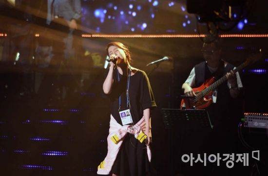 [포토] 본공연에 앞서 리허설하는 가수 백지영