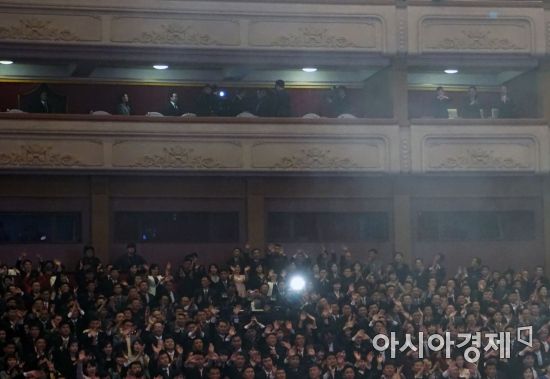 [포토] 도종환 장관 격려하는 김정은 위원장