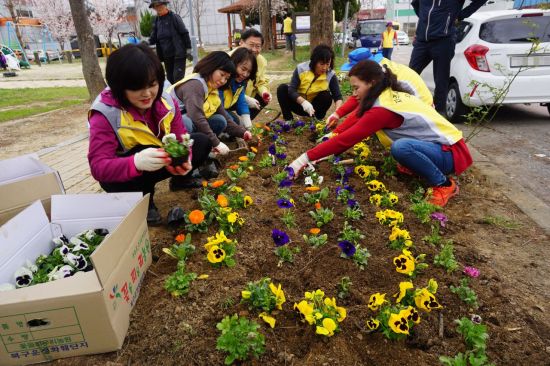 [포토]광산구 우산동 어린이공원 '꽃단장'