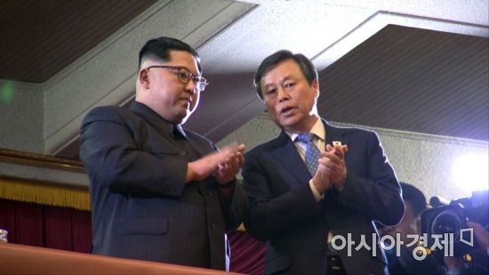 [포토] 남측예술단 공연장 찾은 김정은 위원장
