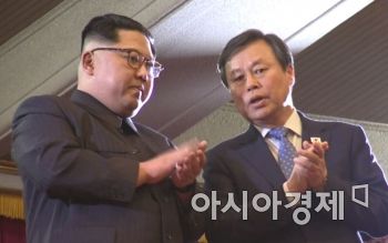 [포토] 남측예술단 공연장 찾은 김정은 위원장