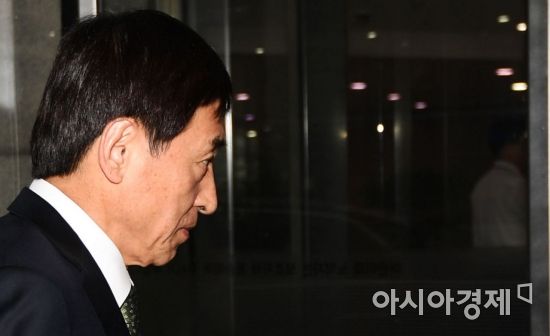 [포토]이주열 한국은행 총재 출근길
