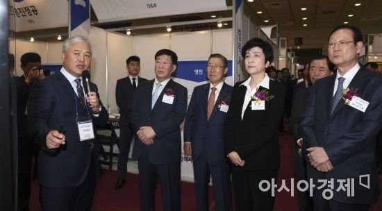 [포토] 현대기아차 협력차 채용박람회 개막식 참석한 김영주 장관