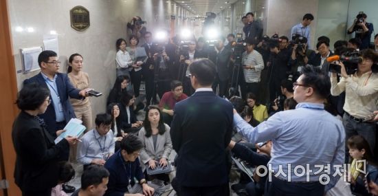 김경수 더불어민주당 의원이 19일 오후 국회 정론관에서 경남도지사 출마선언을 한 뒤 기자들의 질문에 답하고 있다.