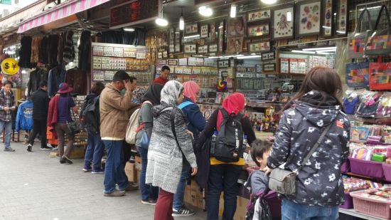 서울 중구에 위치한 남대문시장에서 무슬림들이 쇼핑을 즐기고 있다.