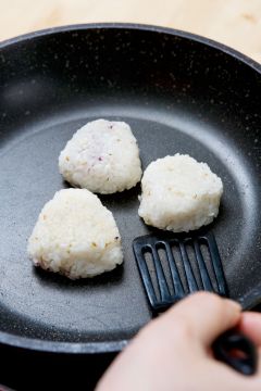 「오늘의 레시피」 날치알 구운 주먹밥