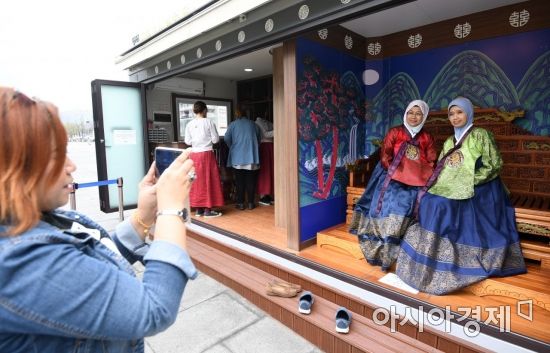 말레이시아 관광객들이 3일 서울 종로구 광화문광장에서 한복을 입은 채 즐거운 시간을 보내고 있다. /문호남 기자 munonam@