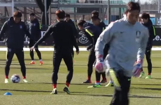 월드컵 현지 적응 훈련을 하고 있는 선수들의 모습.[사진=유튜브 화면캡처]