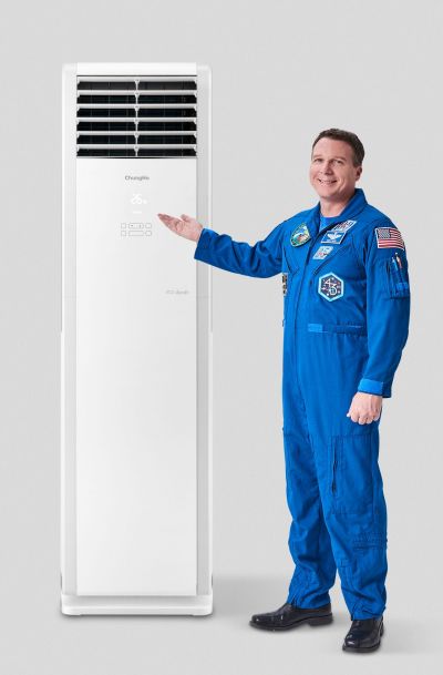 청호나이스 광고모델인 테리 버츠 전 미국항공우주국(NASA) 우주비행사가 스탠드형 '하이파 에어컨'을 소개하고 있다.