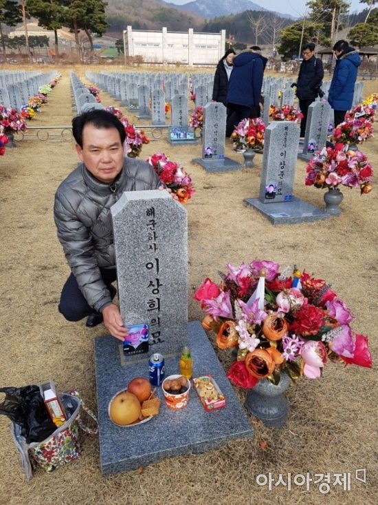 이성우 천안함46용사유족협의회 회장(57)이 지난달 1일 대전국립현충원에 안장된 아들 고(故) 이상희 하사의 묘를 찾아 먼저 간 아들을 위로하고 있다. 사진제공=이성우씨