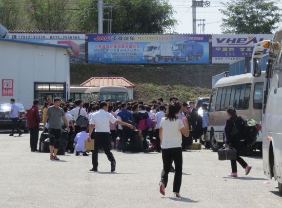 지난해 9월 12일(현지시간) 북중 접경지역인 중국 랴오닝(遼寧)성 단둥(丹東)의 해관 주차장에 북한으로 돌아가려는 북한 노동자들이 모여 있다(사진=연합뉴스).